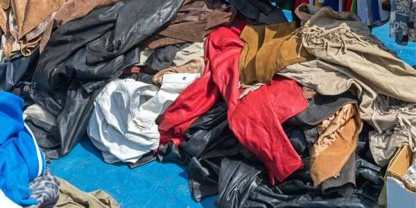 Entrümpelung in Königstein: Berg aus Kleidung und Stoffen