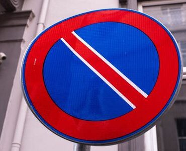 Halteverbotszone Königstein Halteverbotsschild an einer Hauswand – Halteverbotszone Königstein