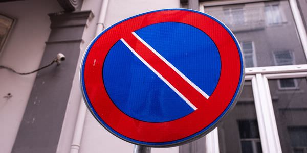 Halteverbotszone Königstein: Halteverbotsschild an einer Hauswand