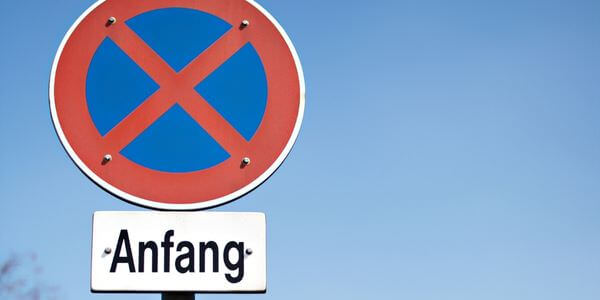 Halteverbotsschild mit Zusatzschild „Anfang“ – Halteverbotszone in Königstein