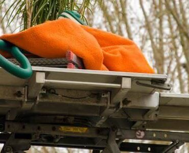Möbellift in Königstein Möbellift transportiert ein Bündel Bettzeug nach oben – Möbellift in Königstein