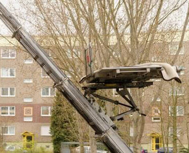 Schrägaufzug Schräg ausgefahrener Möbellift an einem Mehrfamilienhaus – Schrägaufzug