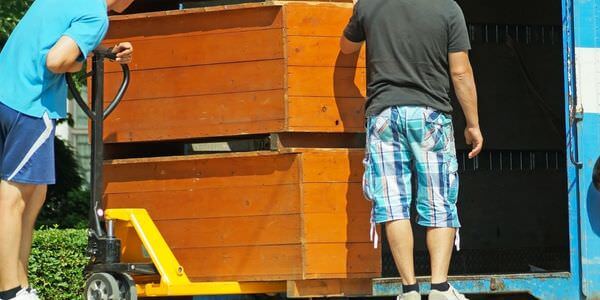 Möbellift Königstein: Zwei Helfer tragen einen Holzschrank aus einem Lkw