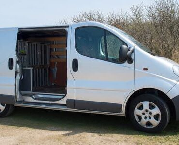 Transporter mieten in Königstein Weißer Transporter mit geöffneter Schiebetür – Transporter mieten in Königstein